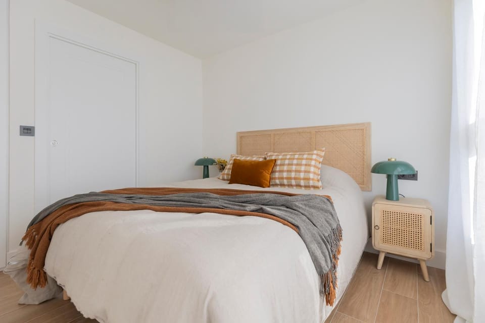 Photo of the whole room, Bedroom