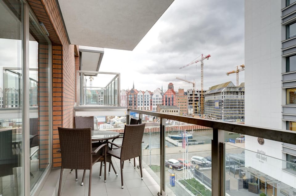 Property building, Day, Balcony/Terrace, Dining area