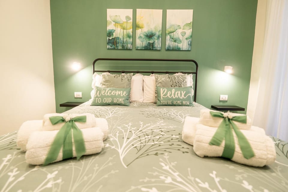 Bed, Photo of the whole room, Decorative detail, Bedroom, towels