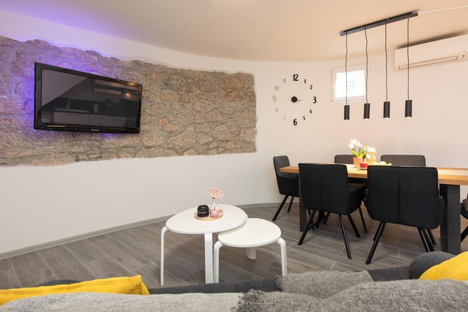 TV and multimedia, Living room, Seating area, Dining area, internet