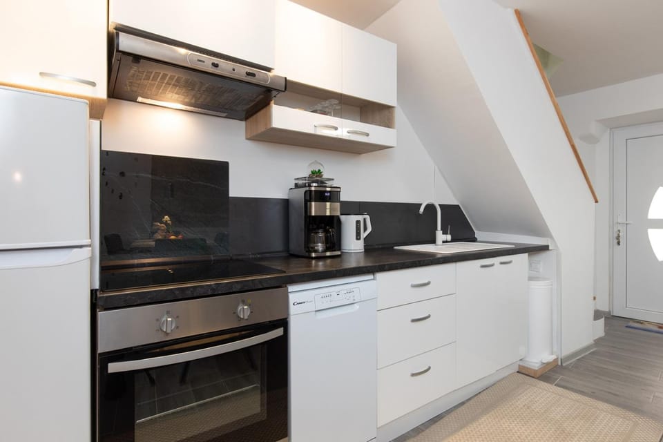 Coffee/tea facilities, Kitchen or kitchenette, stove