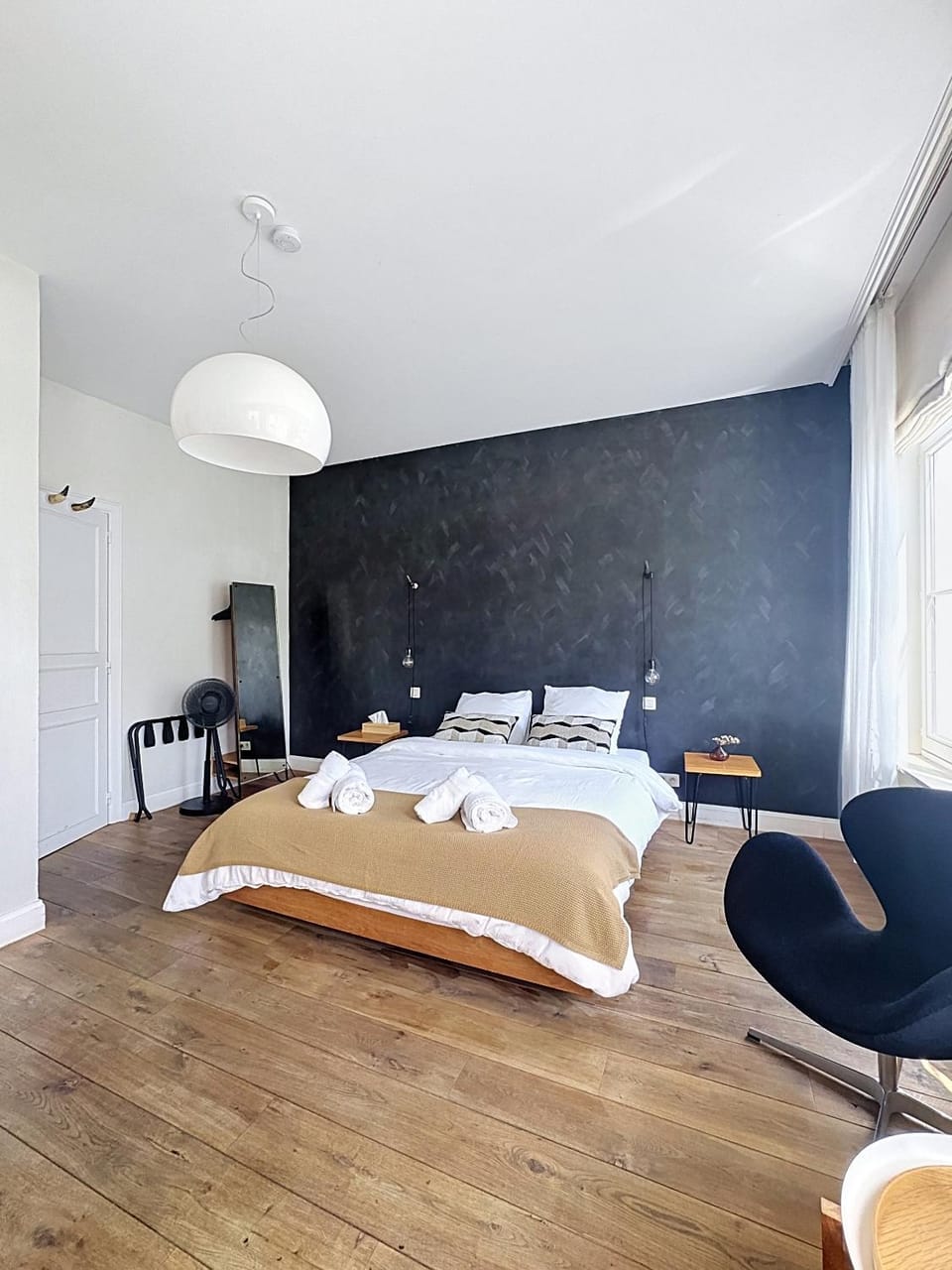 Photo of the whole room, Bedroom