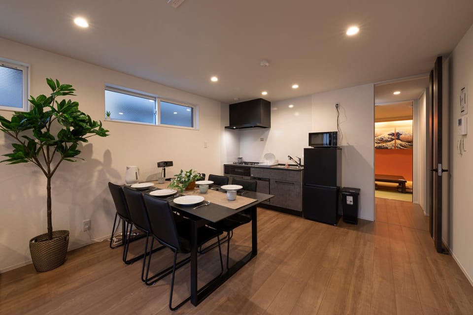 Kitchen or kitchenette, Dining area, minibar, oven, stove
