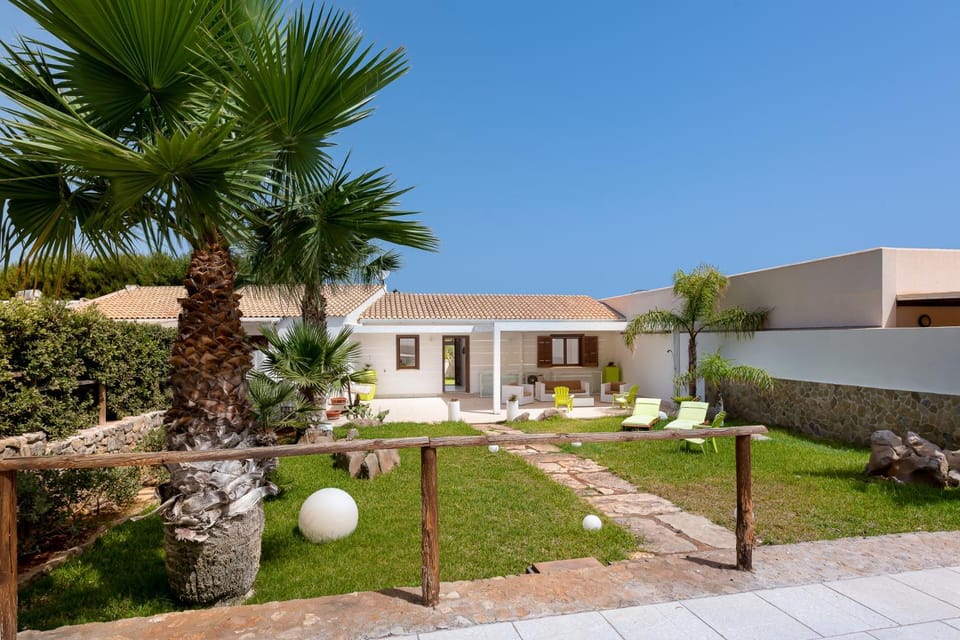 Property building, Patio, Day, Garden, Garden view