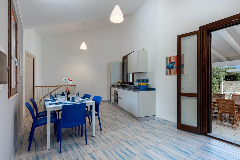 Kitchen or kitchenette, Dining area, oven, stove
