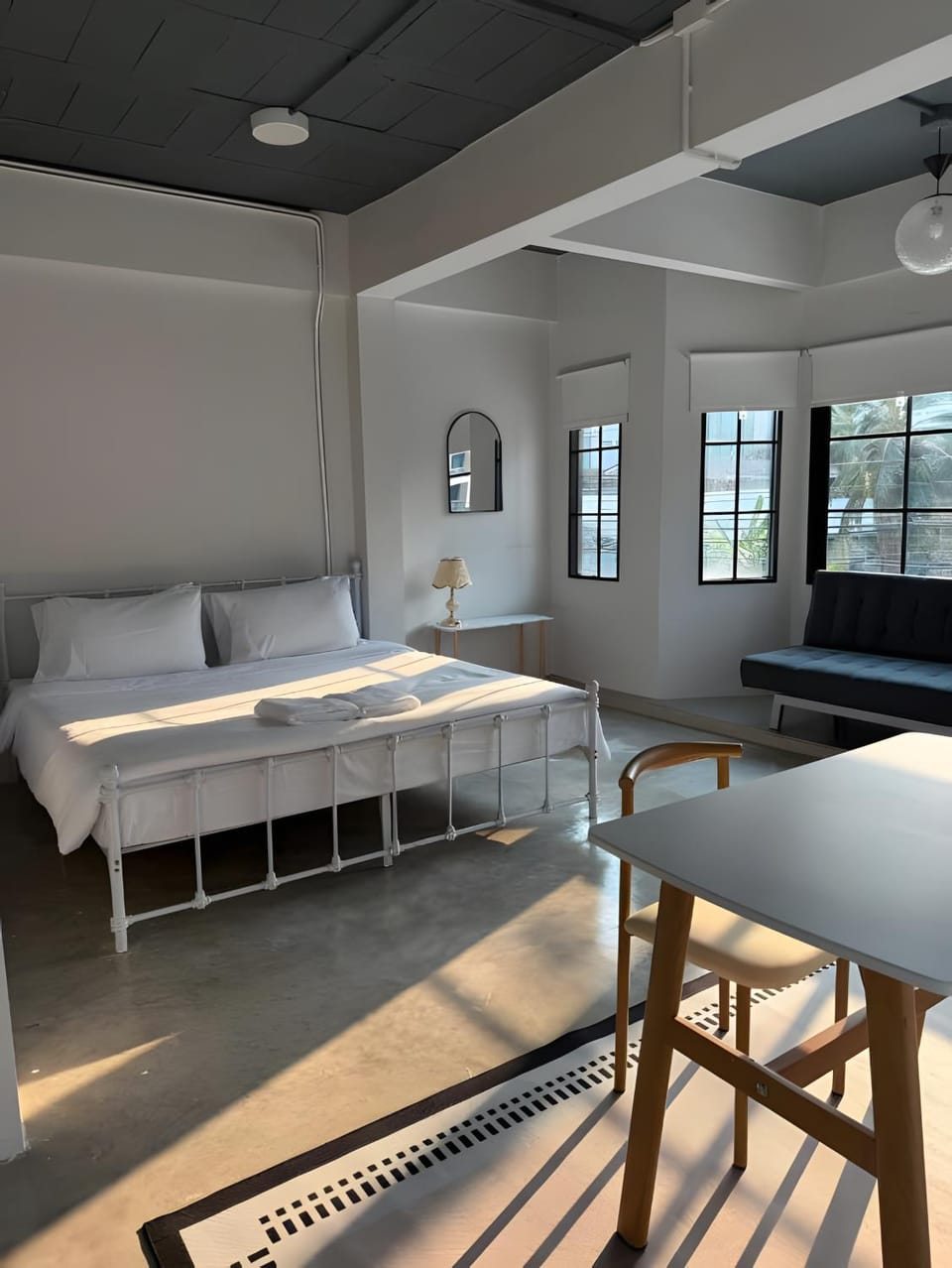 Bed, Living room, Photo of the whole room, Seating area, Dining area, Bedroom