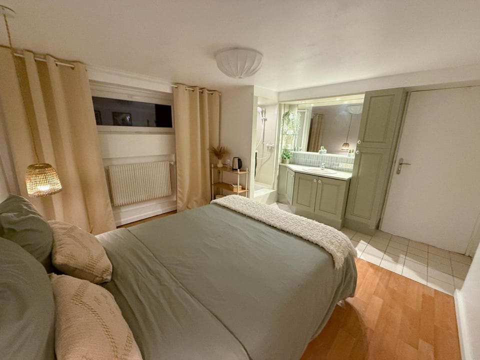 Photo of the whole room, Bedroom