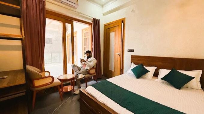 Bed, Photo of the whole room, Bedroom, air conditioner