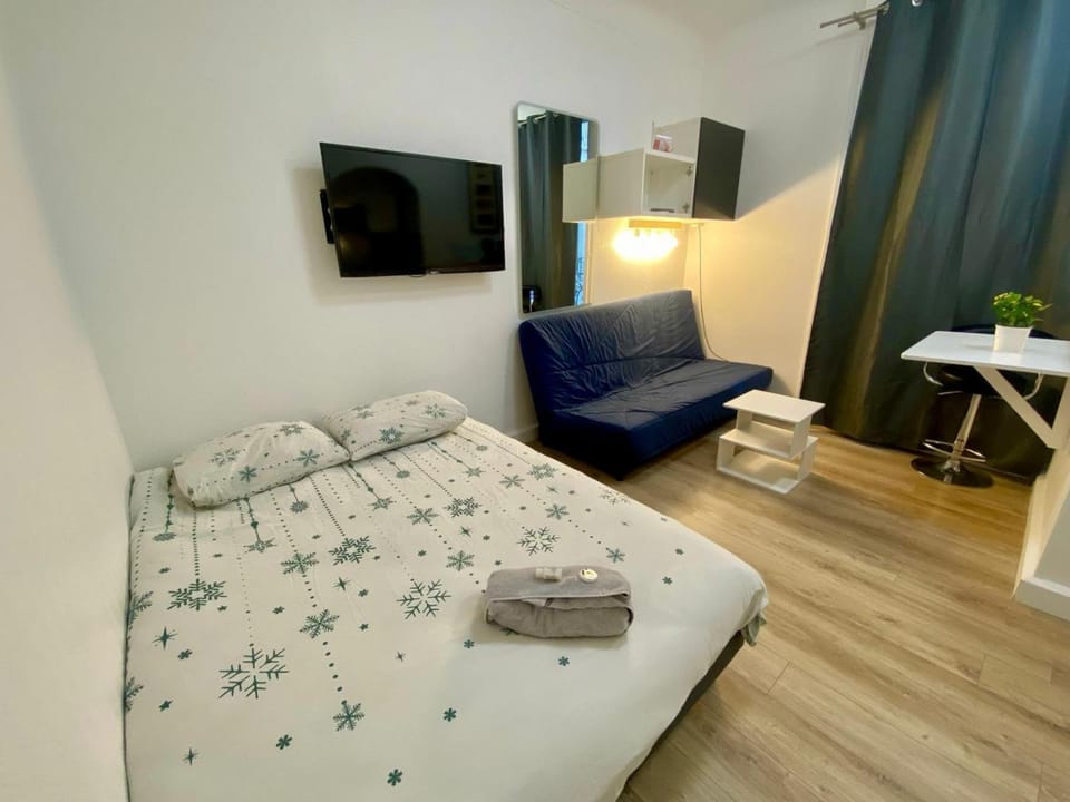 Bed, Living room, Photo of the whole room, Bedroom, towels