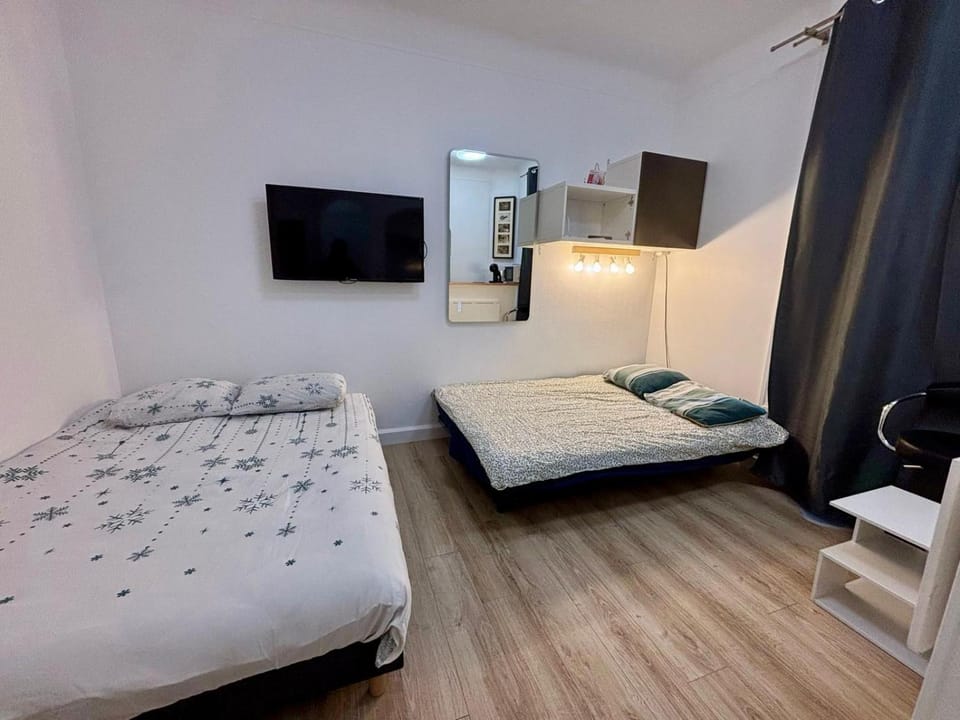 Bed, TV and multimedia, Photo of the whole room, Bedroom