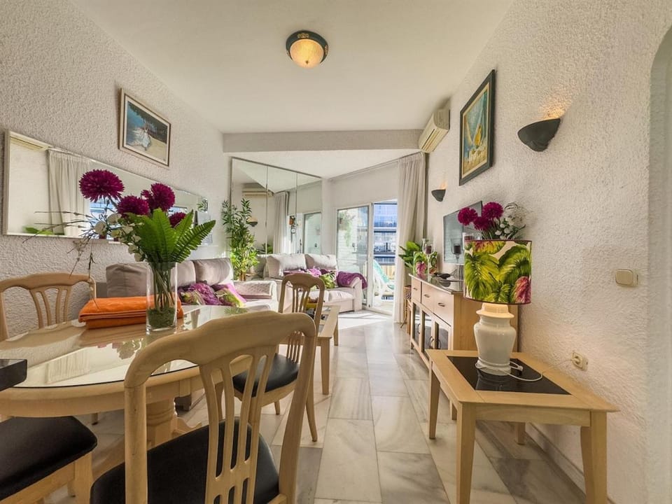 Communal lounge/ TV room, Living room, Seating area, Dining area