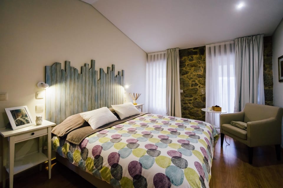 Shower, Bed, Day, Summer, Bathroom, Other, Photo of the whole room, Decorative detail, Bedroom, On site, Pets, Mountain view, River view, Quiet street view