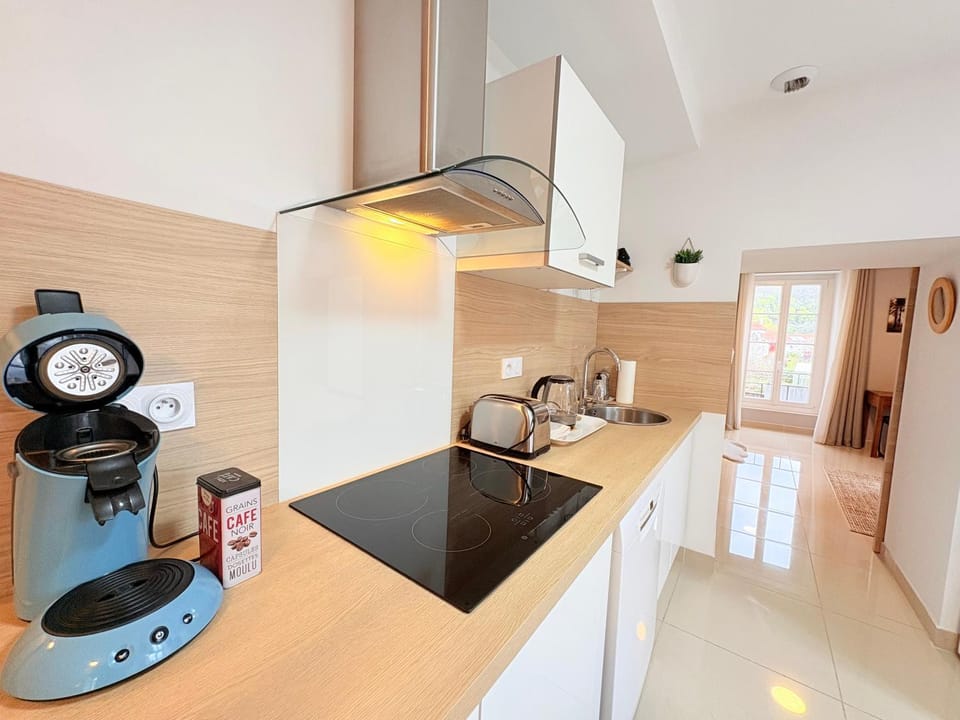 Coffee/tea facilities, Kitchen or kitchenette, stove, toaster