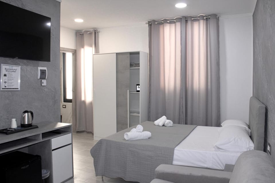 Bed, TV and multimedia, Bedroom