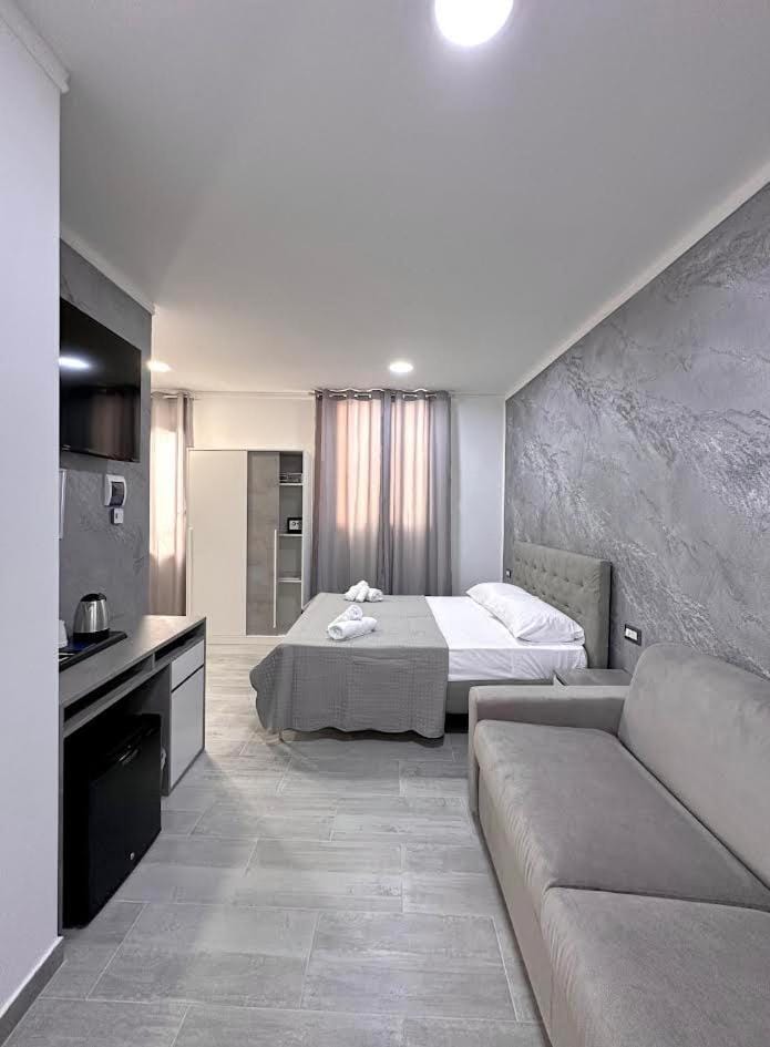 Bed, TV and multimedia, Bedroom