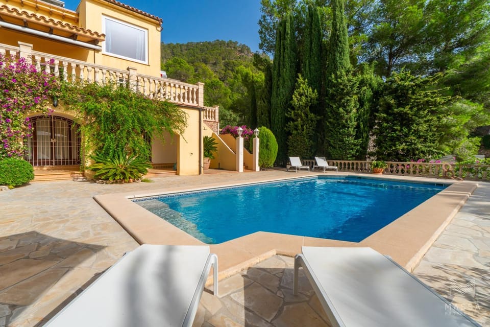 Patio, Off site, Day, Night, Natural landscape, Summer, Garden, View (from property/room), Balcony/Terrace, City view, Garden view, Mountain view, Pool view, Sea view, Street view, Swimming pool, Sunrise, Sunset, Quiet street view, Inner courtyard view, sunbed, towels