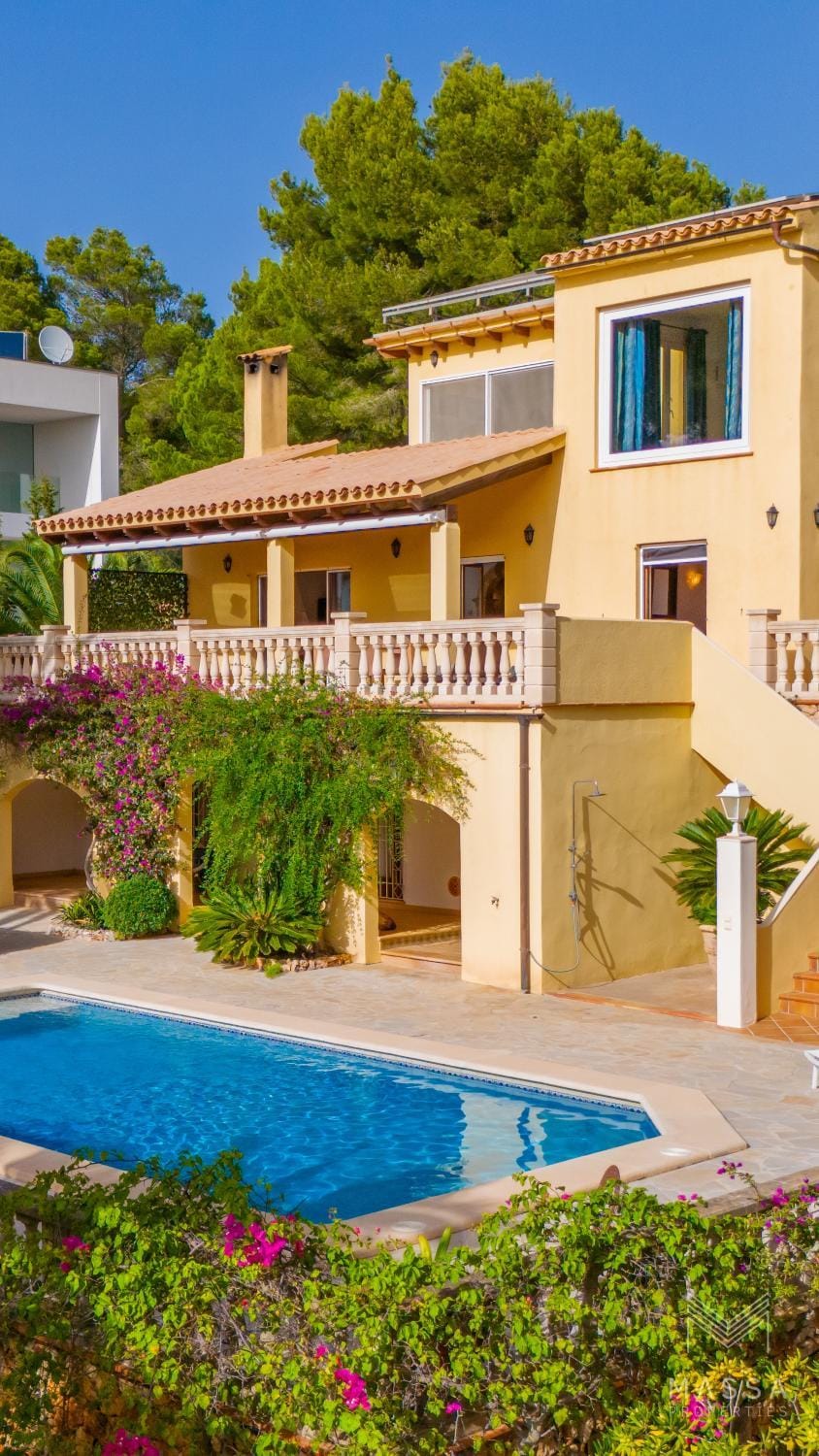 Patio, Spring, Off site, Summer, Garden, View (from property/room), Balcony/Terrace, City view, Garden view, Pool view, Sea view, Swimming pool, Quiet street view, sunbed, towels