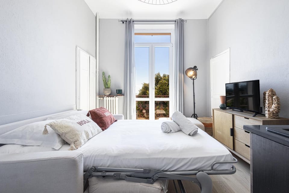 Bed, Living room