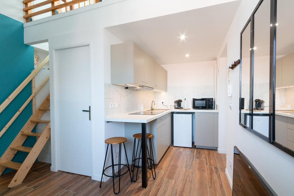 Kitchen or kitchenette, Dining area, stove, toaster