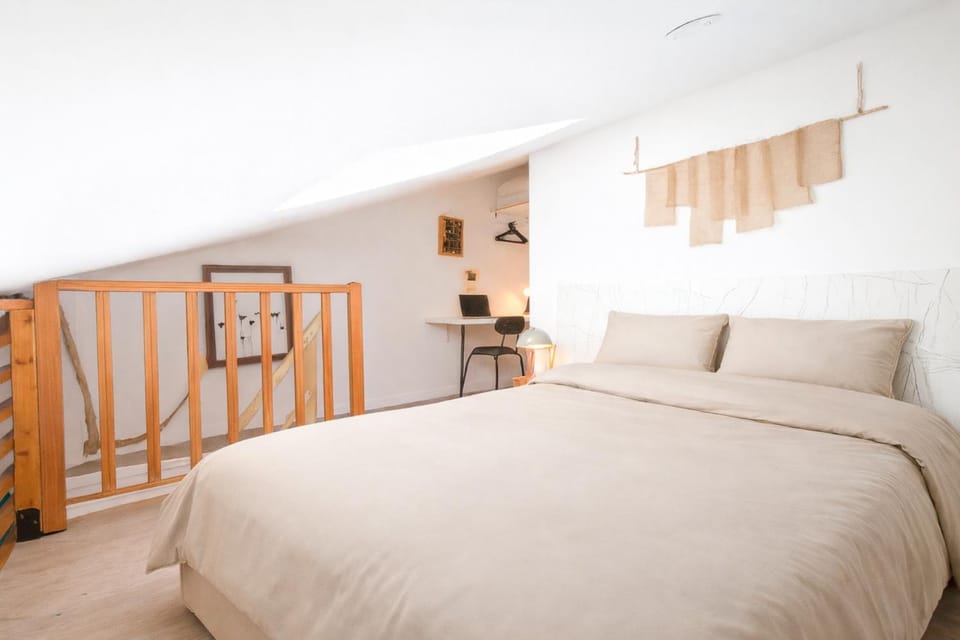 Photo of the whole room, Seating area, Bedroom