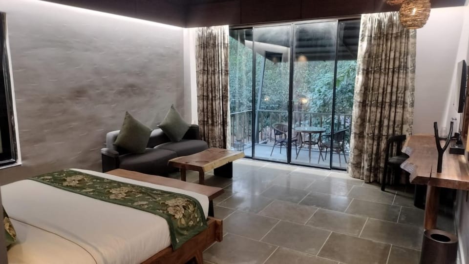 Bed, TV and multimedia, Seating area