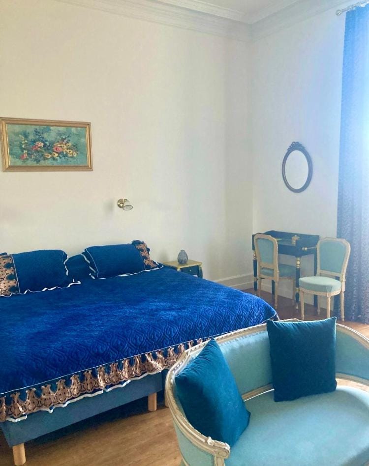 Bed, Seating area, Bedroom