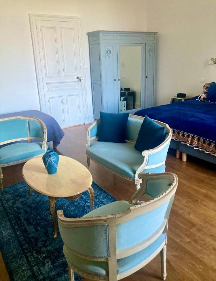 Bed, Photo of the whole room, Seating area