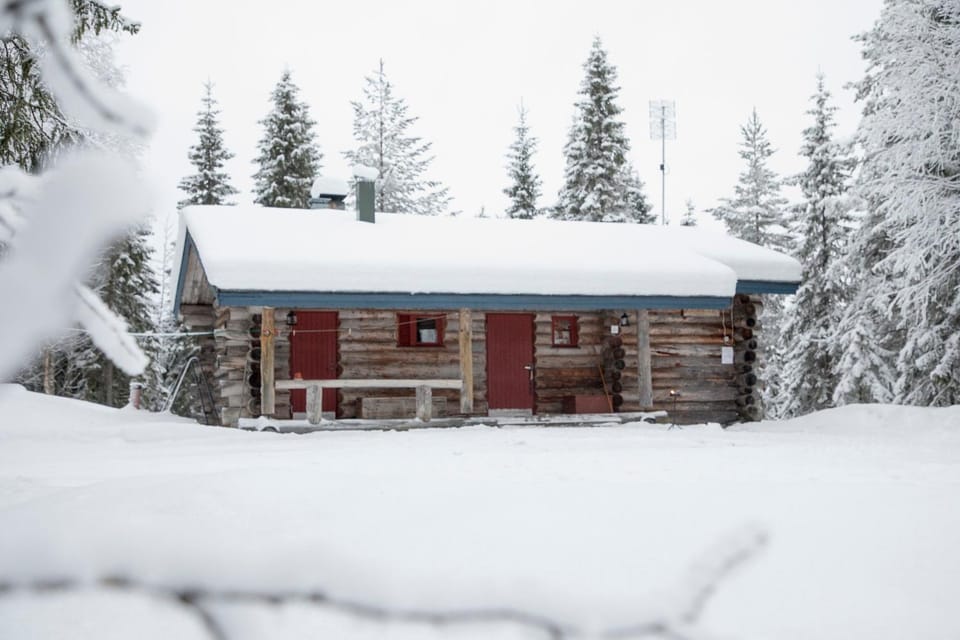 Kaira, kahden makuuhuoneen kelomökki, lukuisten polkujen, polkupyöräreitin sekä kalaisan tunturilammen vieressä House in Finland