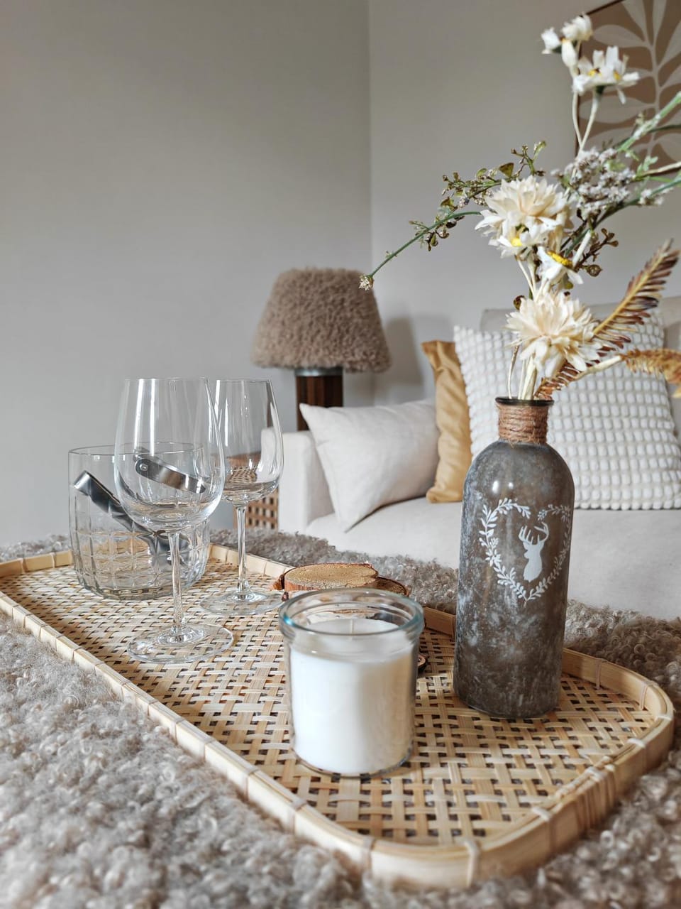 Living room, Food and drinks, Seating area