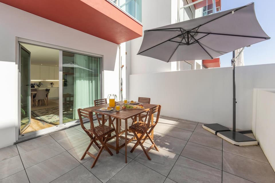 Property building, Day, Balcony/Terrace, Dining area