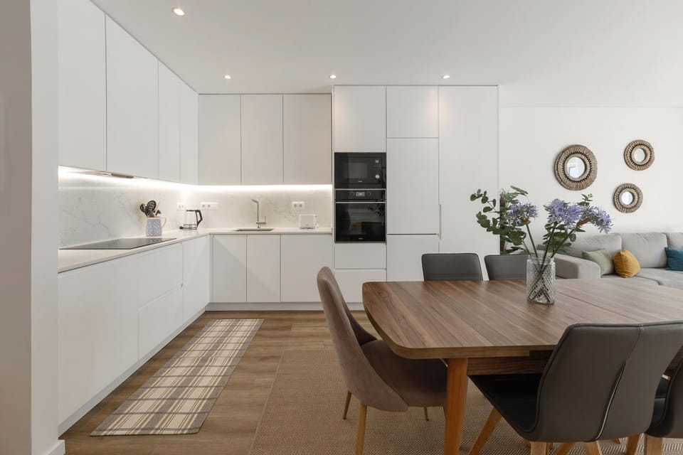 Coffee/tea facilities, Kitchen or kitchenette, Decorative detail, Dining area, oven, stove, toaster