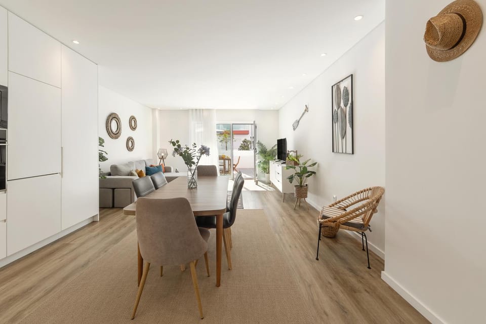 TV and multimedia, Kitchen or kitchenette, Living room, Seating area, Dining area