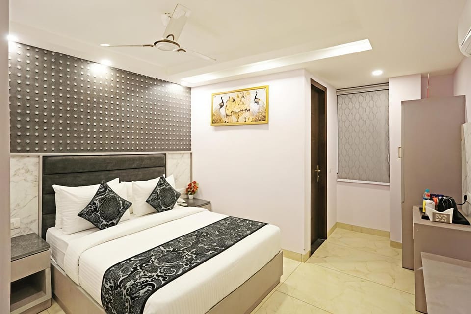 Bed, Photo of the whole room, Bedroom, fireplace, wardrobe