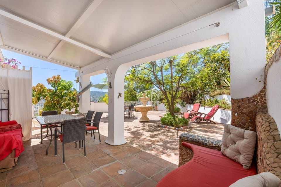 Property building, Balcony/Terrace, Living room