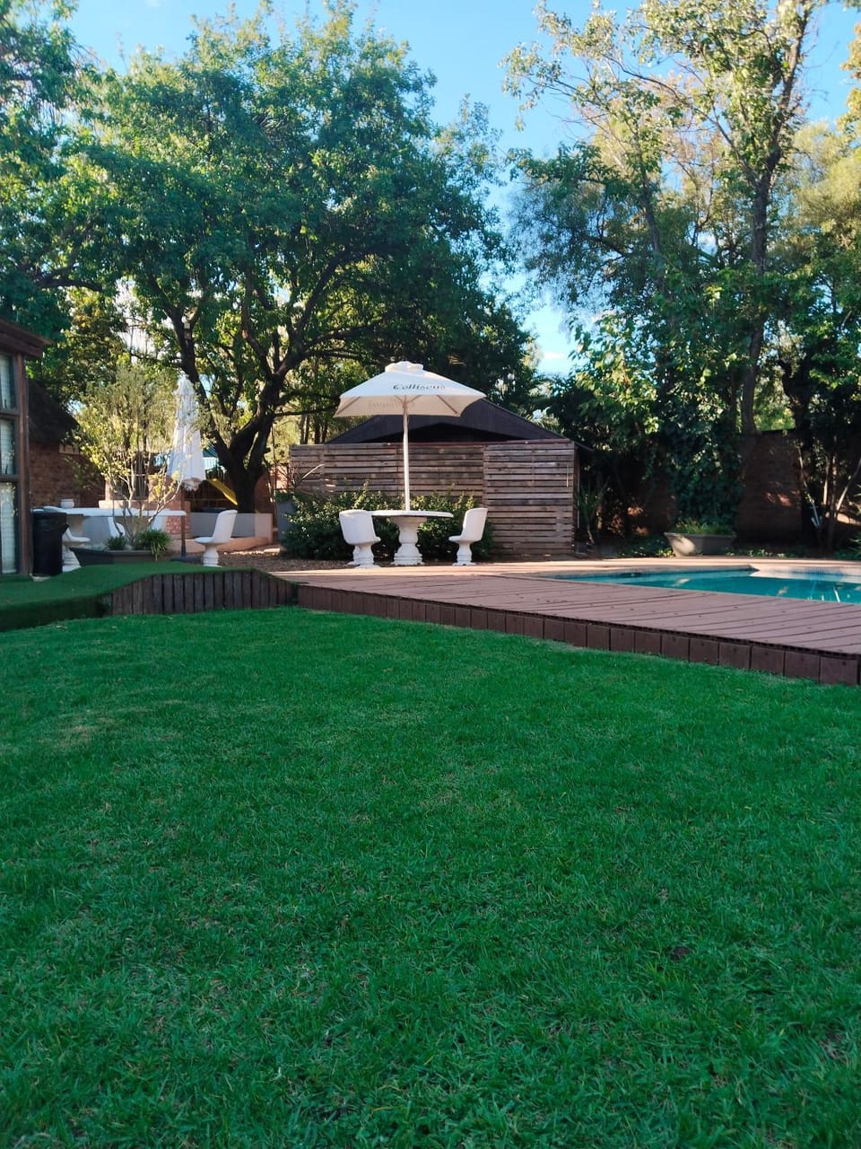 Property building, Patio, Spring, Day, Natural landscape, Garden, Garden view, Pool view, Swimming pool, sunbed