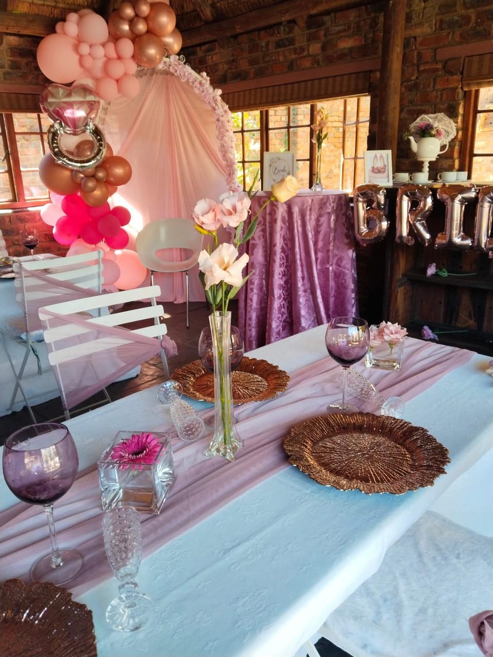 Restaurant/places to eat, Food and drinks, Banquet/Function facilities, Drinks