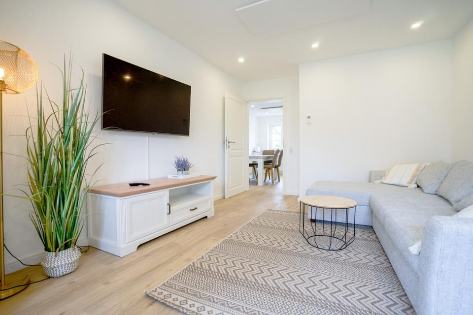 Sonnenterrasse - Helle & moderne Ferienwohnung am Meer Apartment in Nordstrand