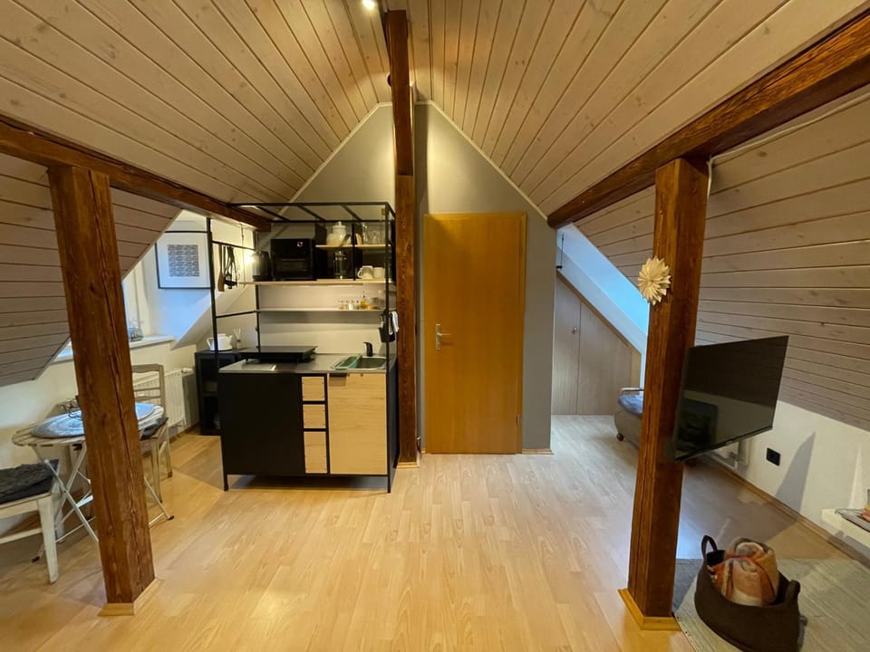 TV and multimedia, Kitchen or kitchenette, Seating area, Dining area, oven, stove