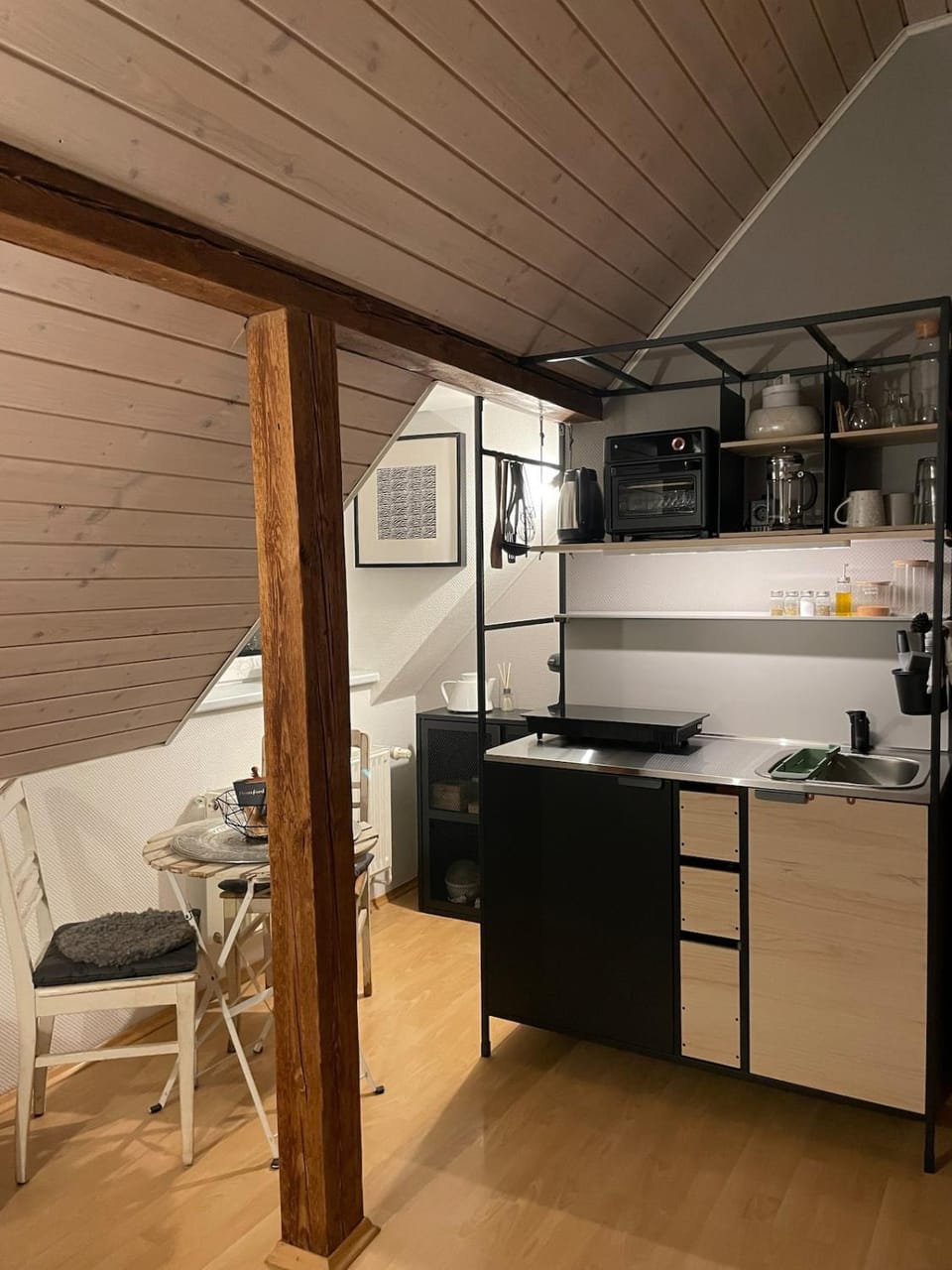 Kitchen or kitchenette, Seating area, Dining area, oven, stove