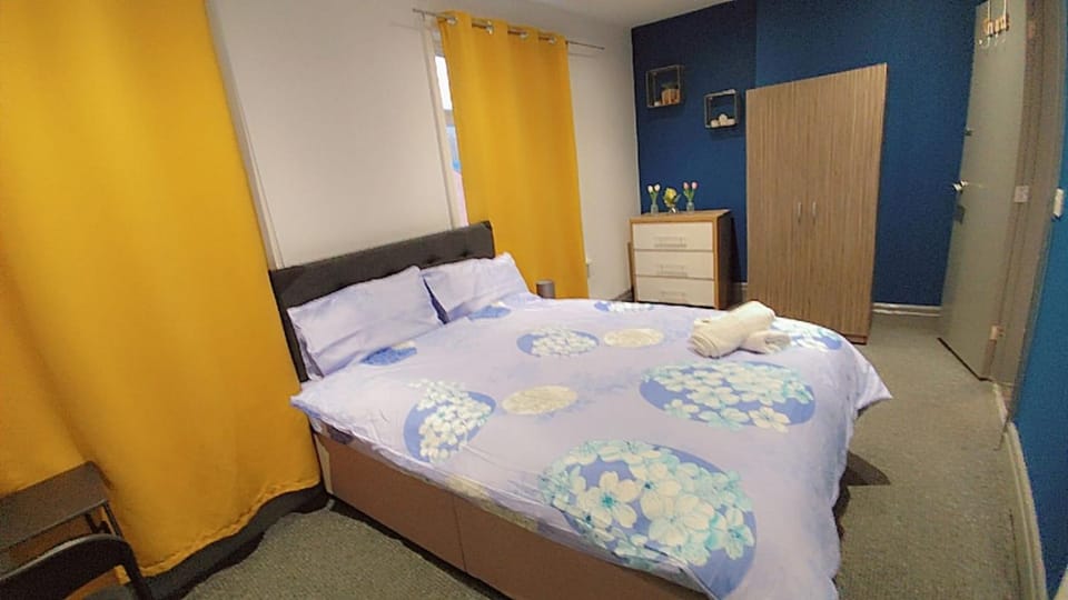En-Suite Double-Bedroom in the Heart of Eccles Manchester Perfect for Short Stays BH5 Bed and Breakfast in England