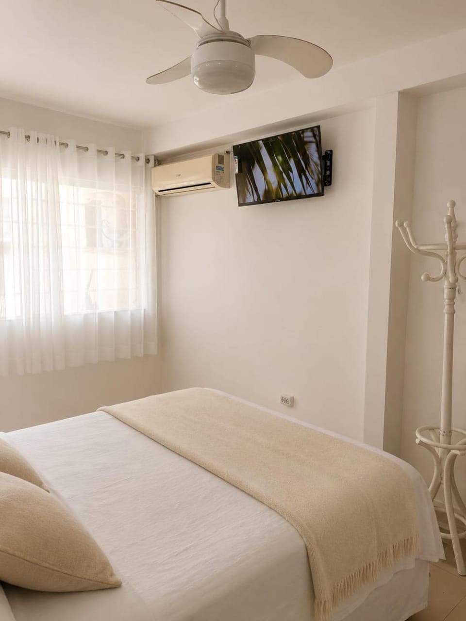 Bed, TV and multimedia, Bedroom, air conditioner