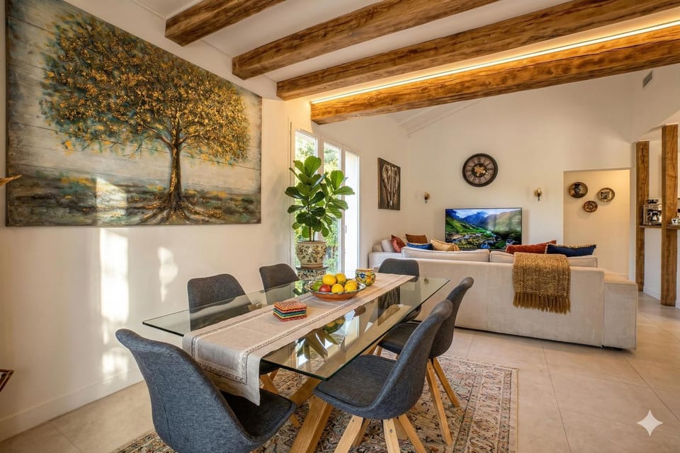 TV and multimedia, Living room, Seating area, Dining area