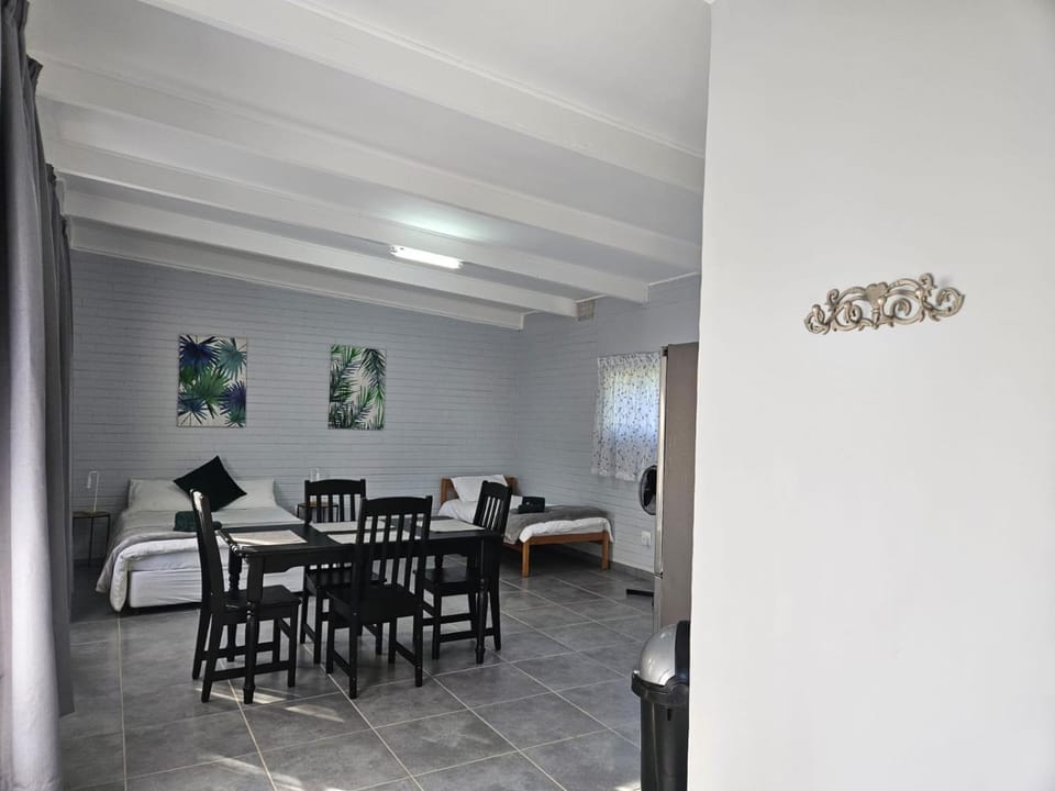 Bed, Dining area, Bedroom