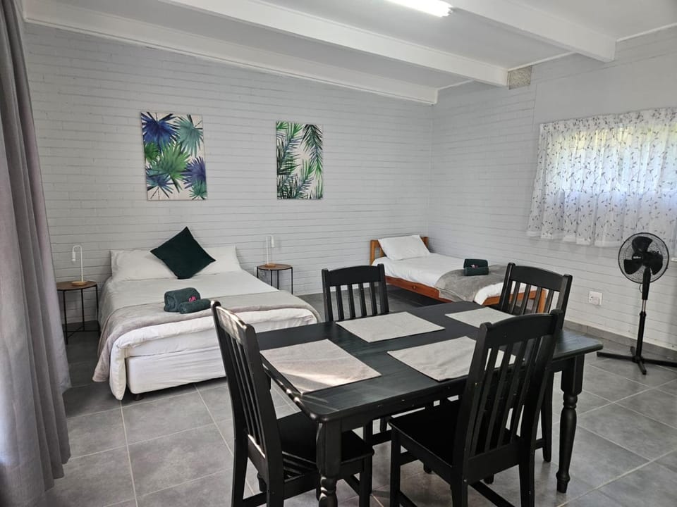 Bed, Dining area, Bedroom