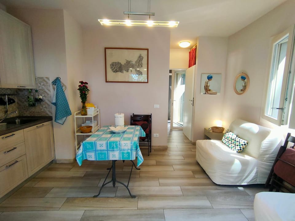 Bed, Kitchen or kitchenette, Living room, Seating area, Dining area