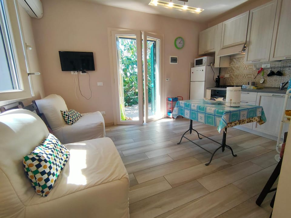 Bed, TV and multimedia, Kitchen or kitchenette, Living room, Seating area, Dining area, oven
