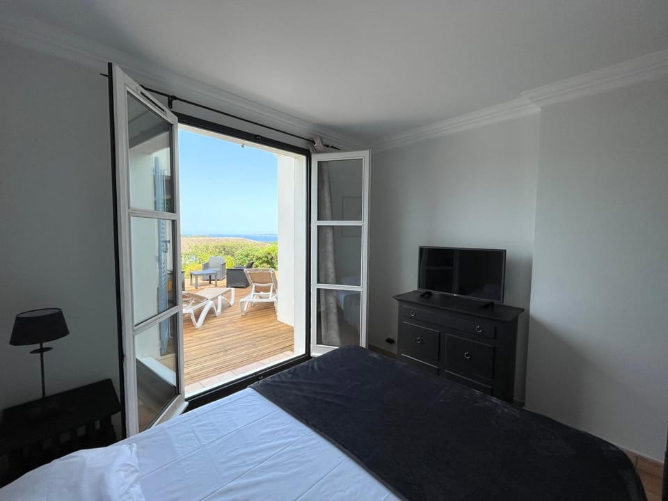 Photo of the whole room, Bedroom, Sea view, Sea view
