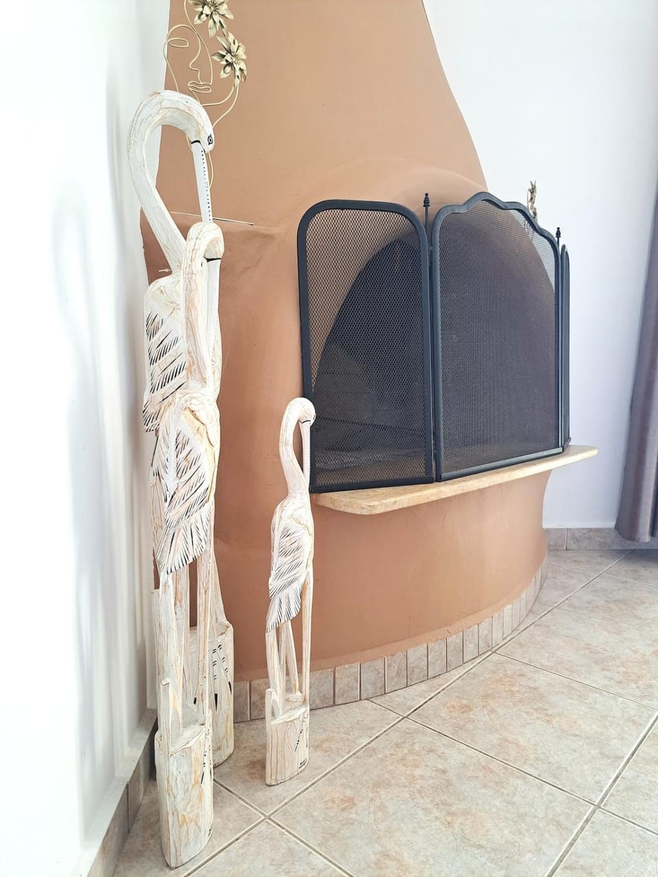 TV and multimedia, Living room, Decorative detail, Seating area, fireplace, air conditioner