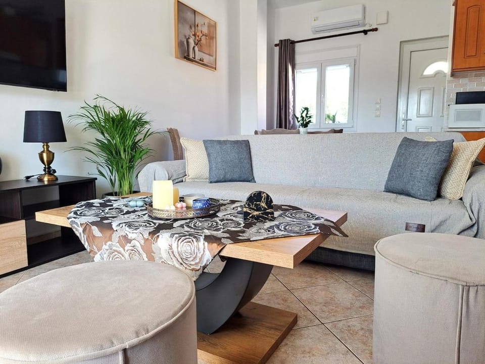 TV and multimedia, Kitchen or kitchenette, Living room, Seating area, Dining area, air conditioner