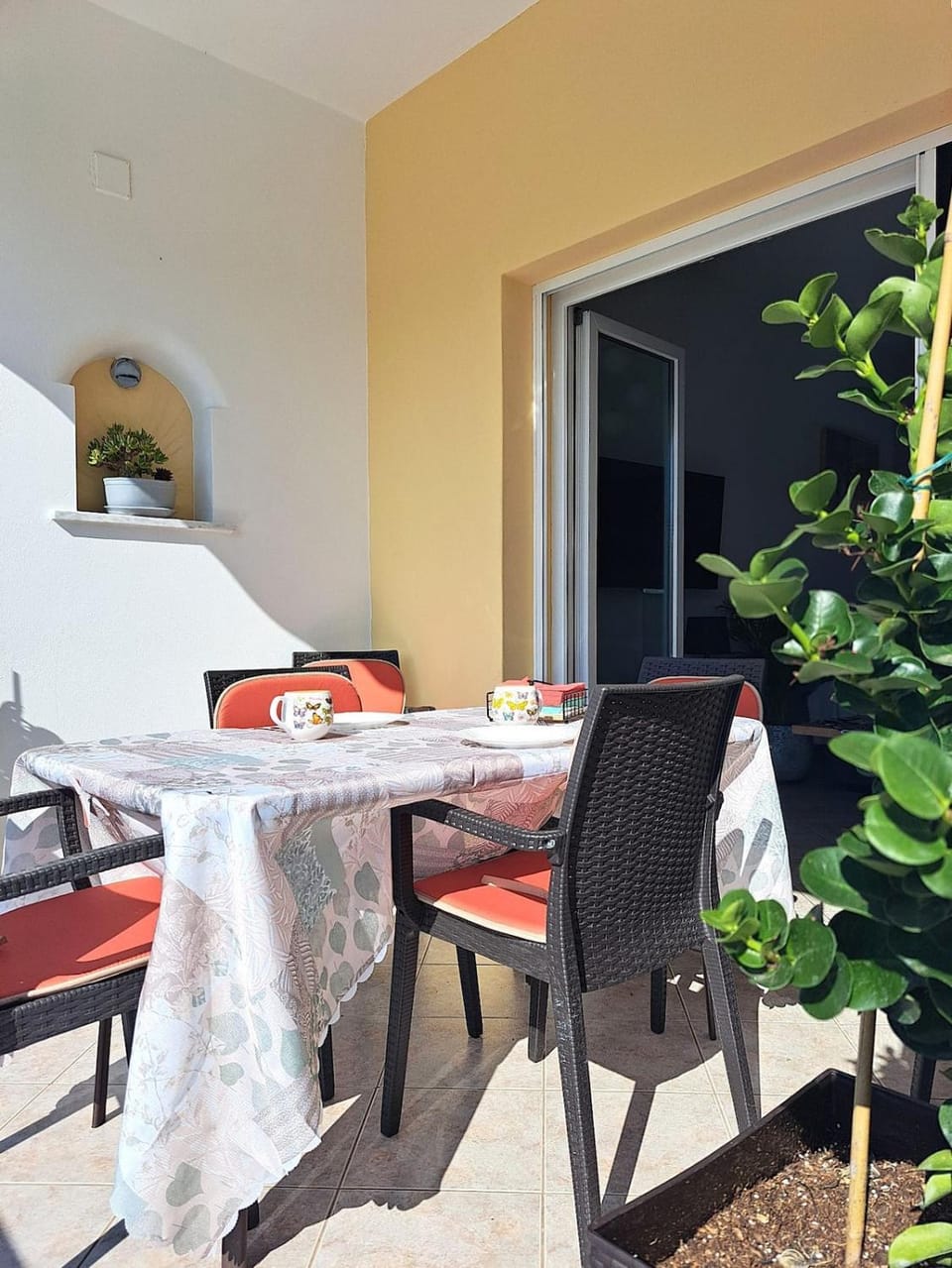 Property building, Balcony/Terrace, Seating area, Dining area, Mountain view, Street view
